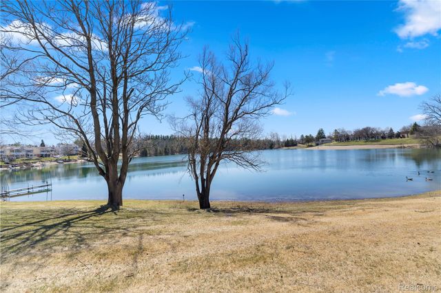 503 Thornehill Trail, Oxford Village, MI 48371