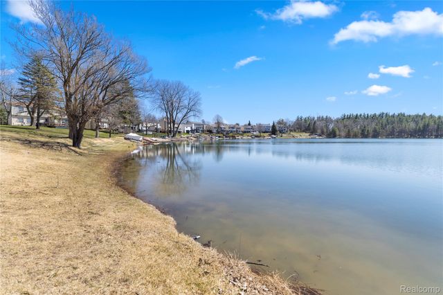 503 Thornehill Trail, Oxford Village, MI 48371