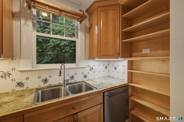 130 Marvelwood Drive, New Haven, CT 06515