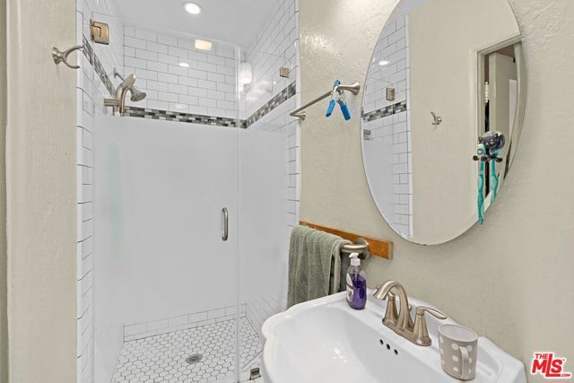 2080 E Washington Boulevard, Pasadena, CA 91104