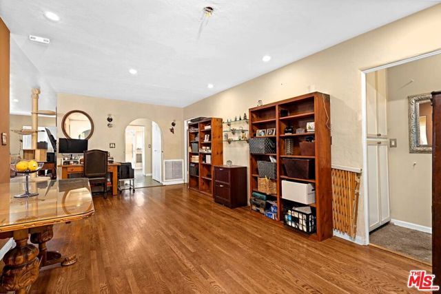 2080 E Washington Boulevard, Pasadena, CA 91104