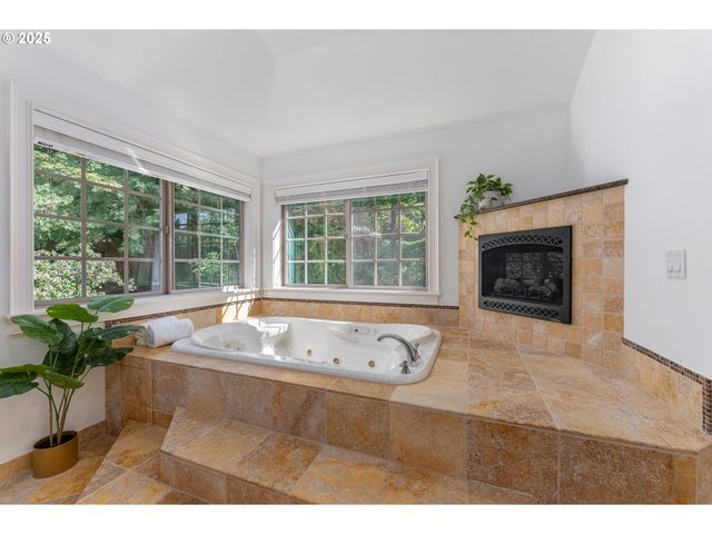 6145 Sw SWEETBRIAR Ct, Portland, OR 97221