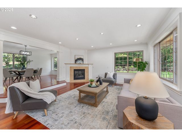 6145 Sw SWEETBRIAR Ct, Portland, OR 97221