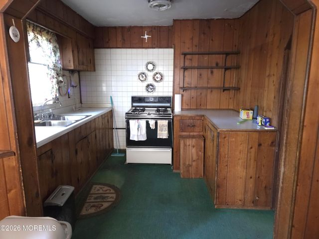 10 Woodland Drive, Howell, NJ 07731