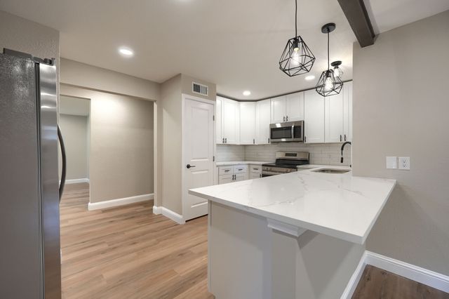 1048 Indian Creek Trail, Dallas, TX 75241