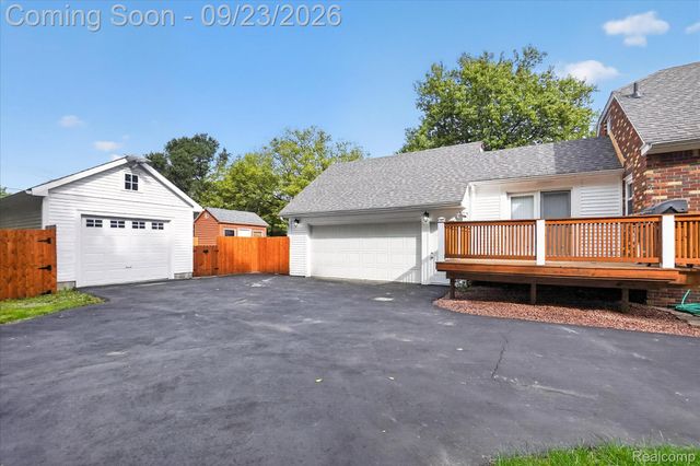 2311 N Genesee Road, Burton, MI 48509