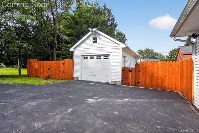 2311 N Genesee Road, Burton, MI 48509