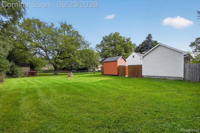 2311 N Genesee Road, Burton, MI 48509