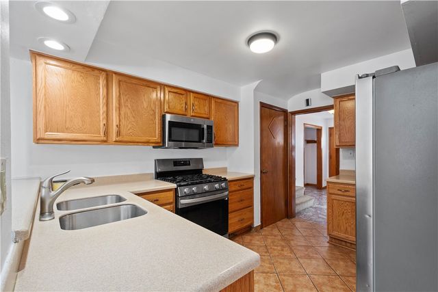 3930 Edge Rd, Brentwood, PA 15227