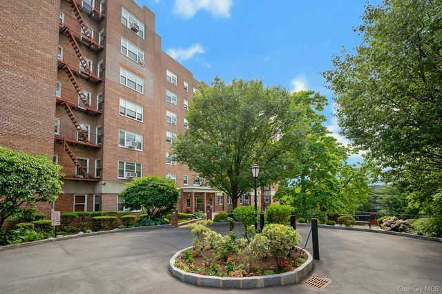 280 Collins Avenue 6D, Fleetwood, NY 10552