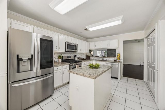 6 Cottage Grove Place, The Woodlands, TX 77381