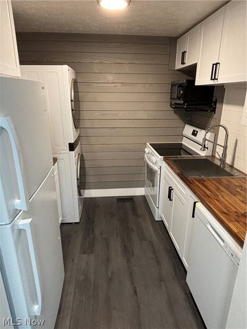 216 Moore Road 3J, Avon Lake, OH 44012