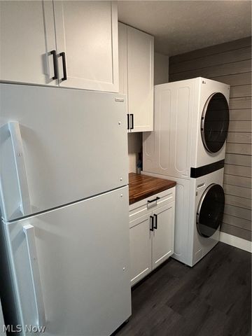 216 Moore Road 3J, Avon Lake, OH 44012