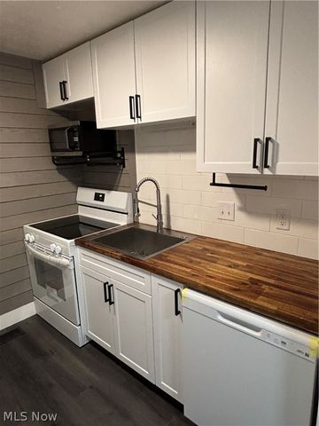 216 Moore Road 3J, Avon Lake, OH 44012