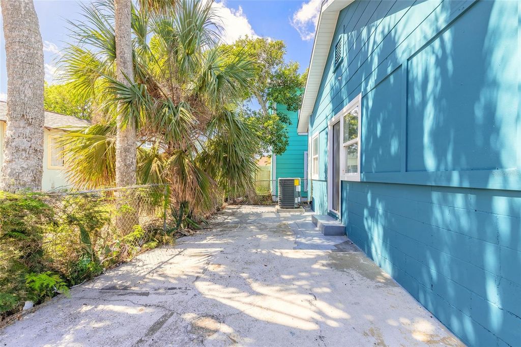 Image 22 of property listing at 708 DAVIS STREET, Daytona Beach, FL 32118