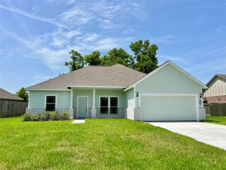 209 Crestview Drive, West Columbia, TX 77486