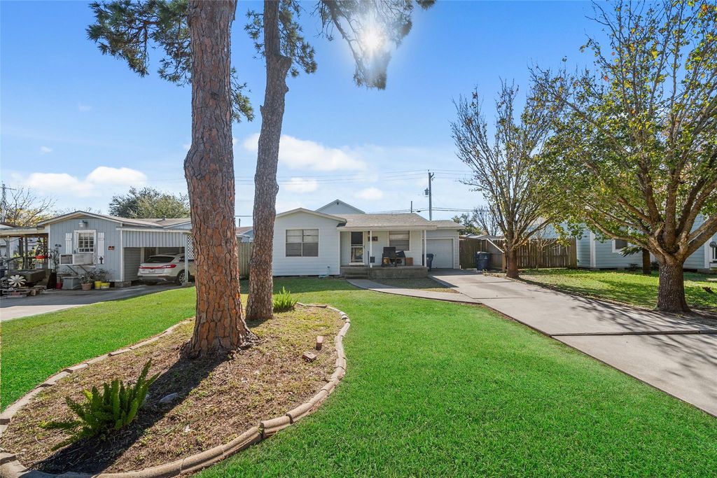 429 19th Avenue N, Texas City, TX 77590