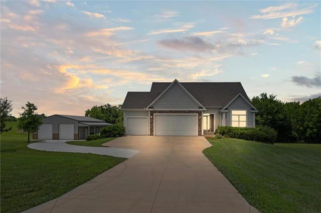 17311 Blue Moon Lane, Tonganoxie, KS 66086