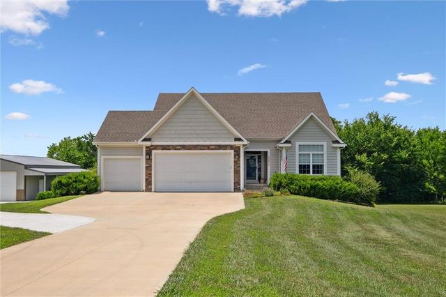 17311 Blue Moon Lane, Tonganoxie, KS 66086