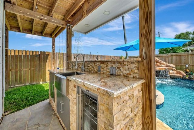 306 Sunset Ridge Drive, League City, TX 77573