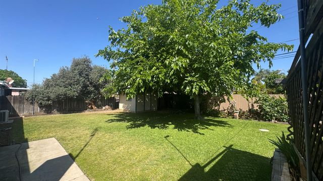 5043 E Lamona Avenue, Fresno, CA 93727