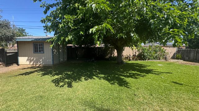 5043 E Lamona Avenue, Fresno, CA 93727