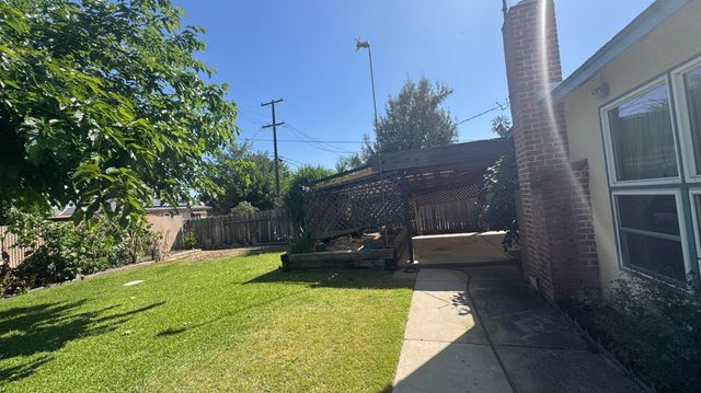 5043 E Lamona Avenue, Fresno, CA 93727