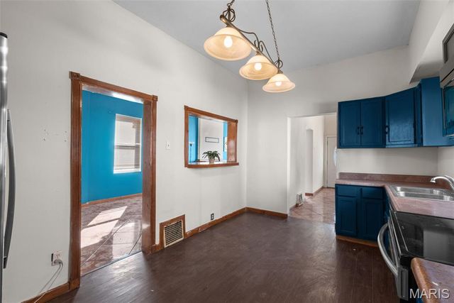 915 Bates Street, St Louis, MO 63111