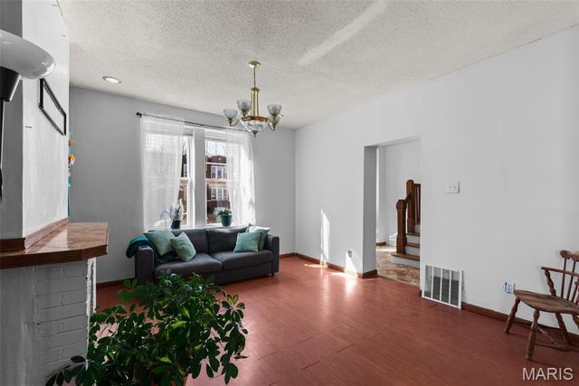 915 Bates Street, St Louis, MO 63111