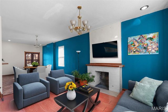 915 Bates Street, St Louis, MO 63111