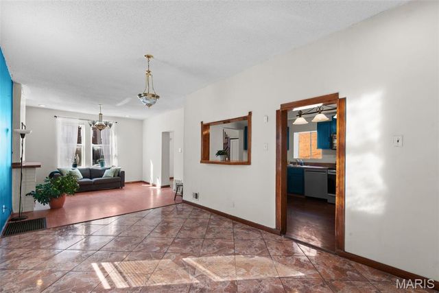 915 Bates Street, St Louis, MO 63111