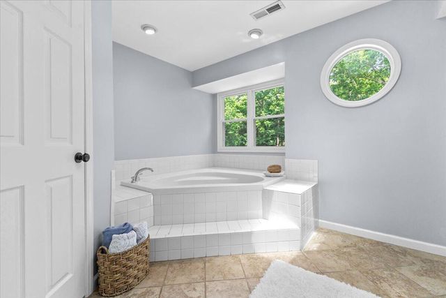 4300 Kings Chase DR, Roanoke, VA 24018
