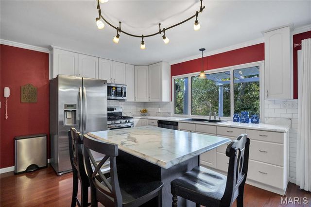 1009 Summer Tree Drive, Ballwin, MO 63011