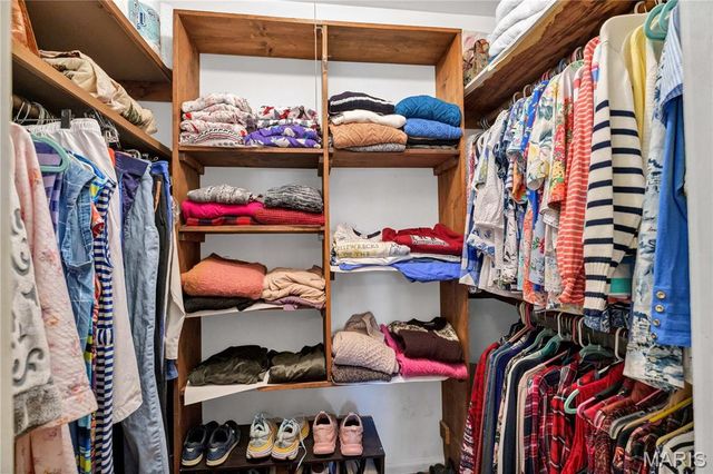 1009 Summer Tree Drive, Ballwin, MO 63011