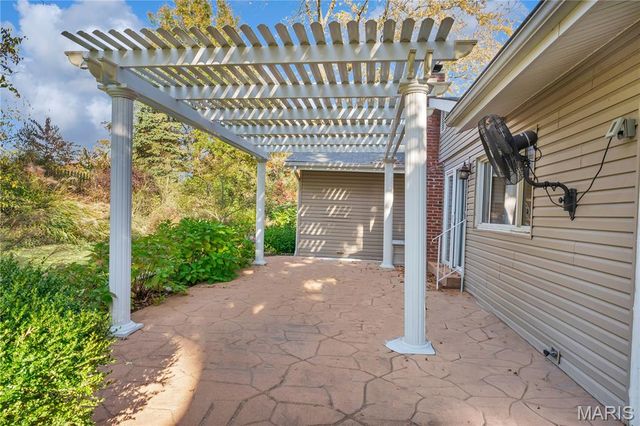 1009 Summer Tree Drive, Ballwin, MO 63011