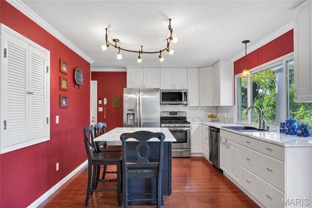 1009 Summer Tree Drive, Ballwin, MO 63011