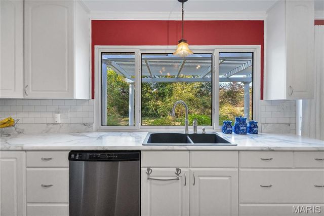 1009 Summer Tree Drive, Ballwin, MO 63011