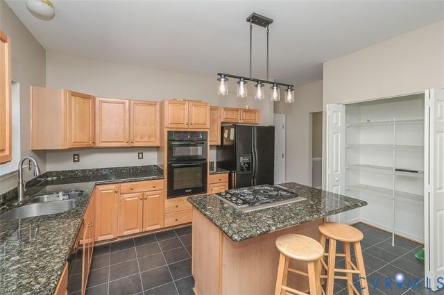 1926 Greenwood Glen Dr, Glen Allen, VA 23059