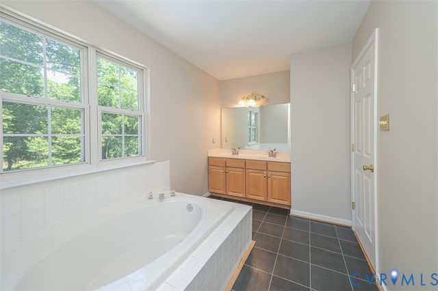 1926 Greenwood Glen Dr, Glen Allen, VA 23059