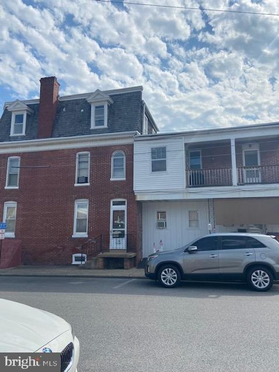 1242 W KING ST, York, PA 17404