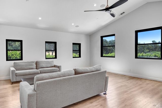 85 W Trinity Rd, Glen Ellen, CA 95442