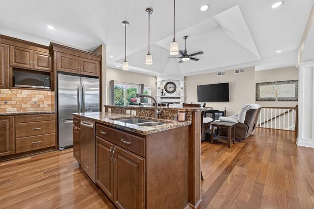 280 Drumlin Circle, Oregon, WI 53575