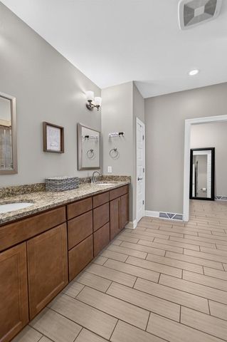 280 Drumlin Circle, Oregon, WI 53575