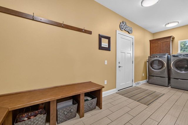 280 Drumlin Circle, Oregon, WI 53575