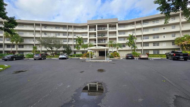 555 Oaks Lane 207, Pompano Beach, FL 33069
