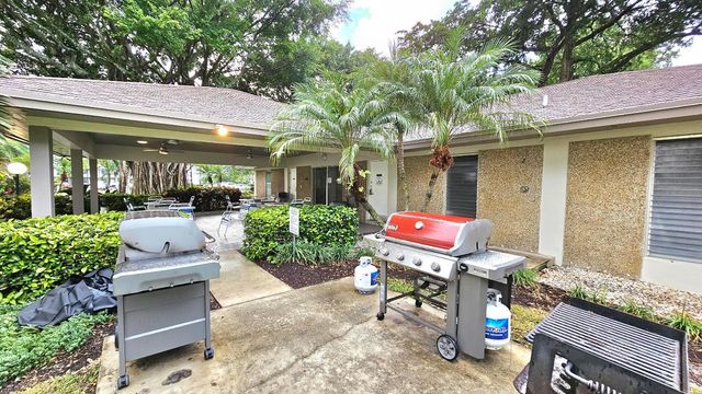 555 Oaks Lane 207, Pompano Beach, FL 33069