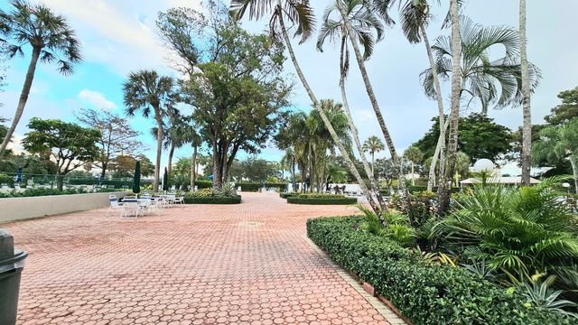 555 Oaks Lane 207, Pompano Beach, FL 33069