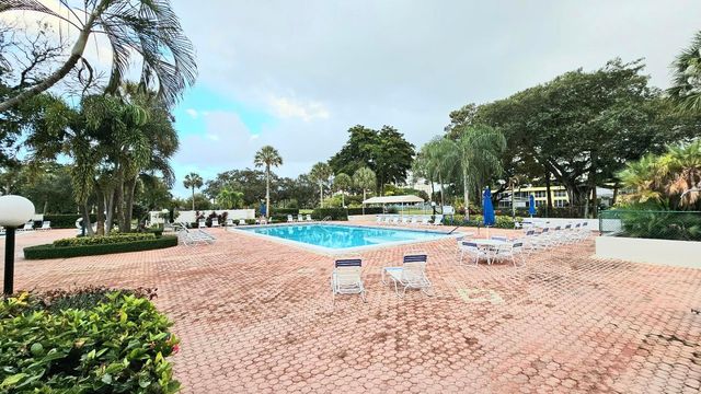555 Oaks Lane 207, Pompano Beach, FL 33069