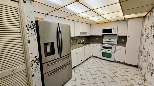 555 Oaks Lane 207, Pompano Beach, FL 33069