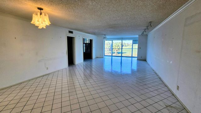 555 Oaks Lane 207, Pompano Beach, FL 33069